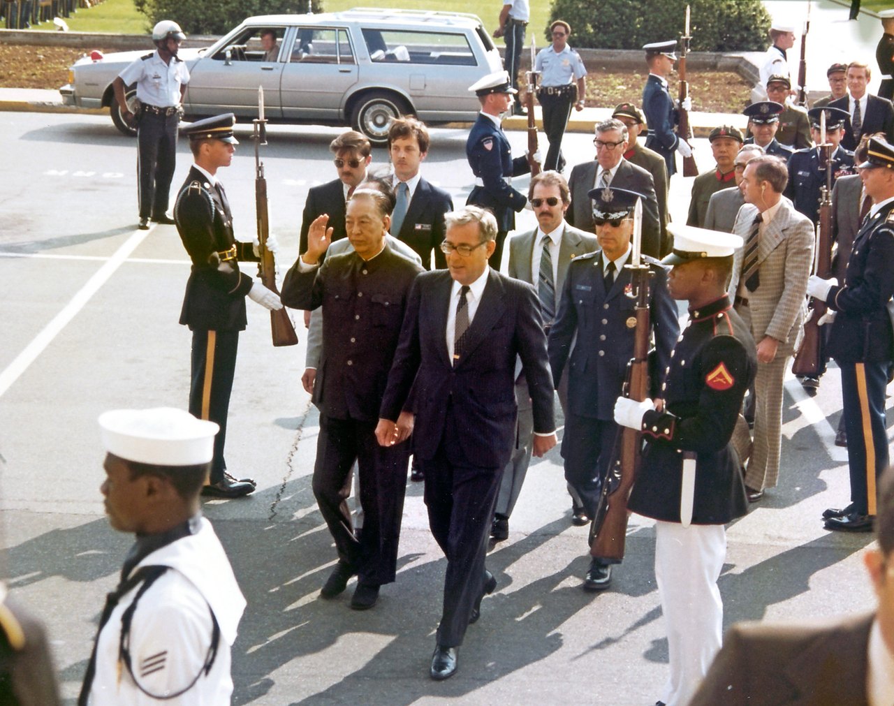 Brown Welcomes Geng to the Pentagon