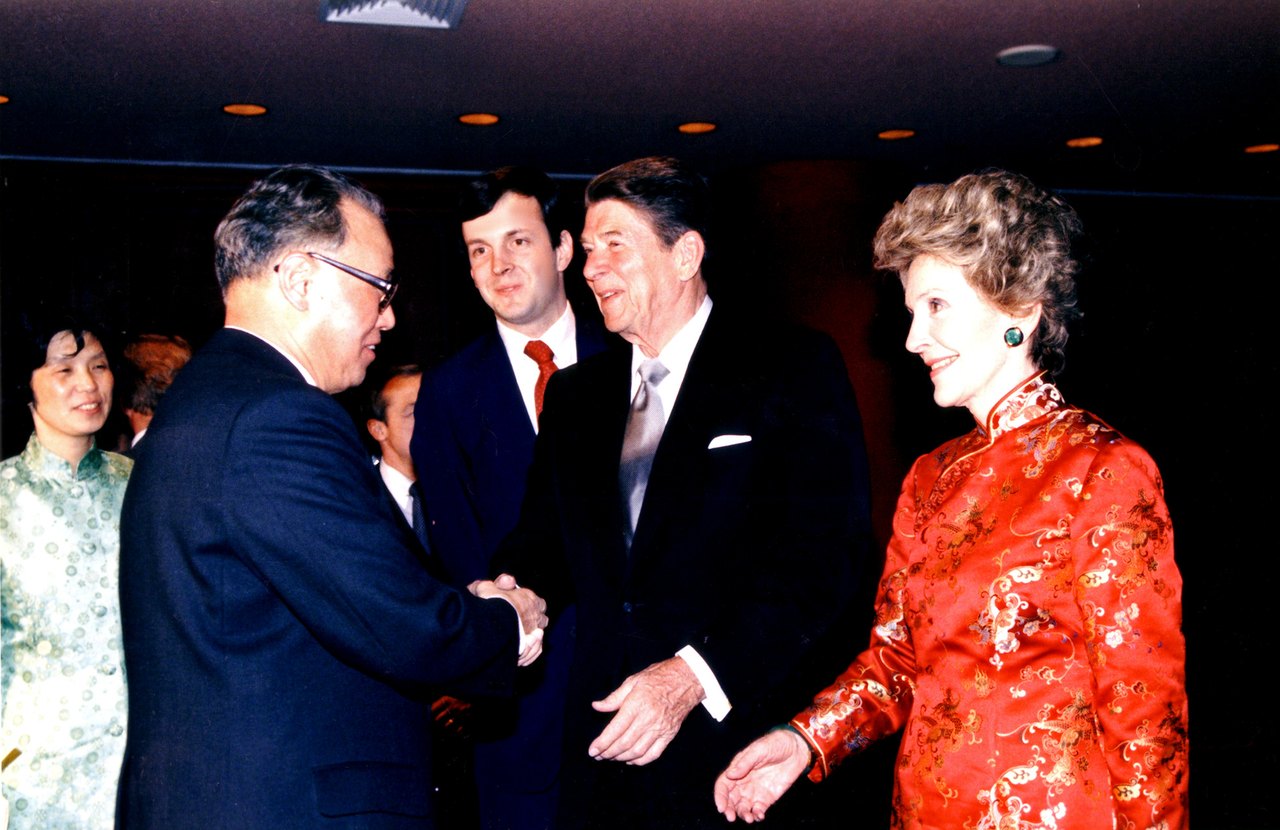 Reagan welcomed by Zhao Ziyang