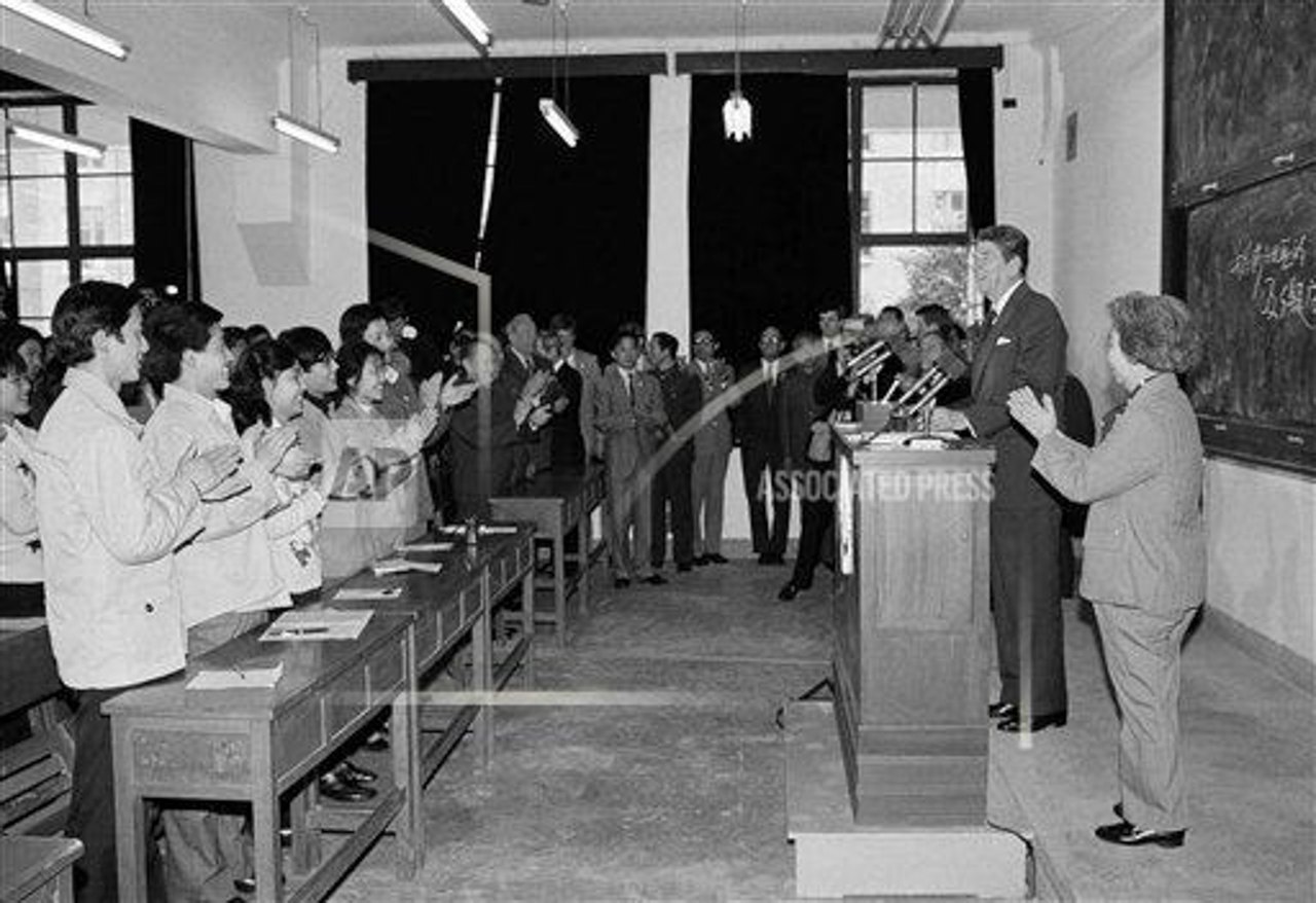 Reagan visits Fudan University
