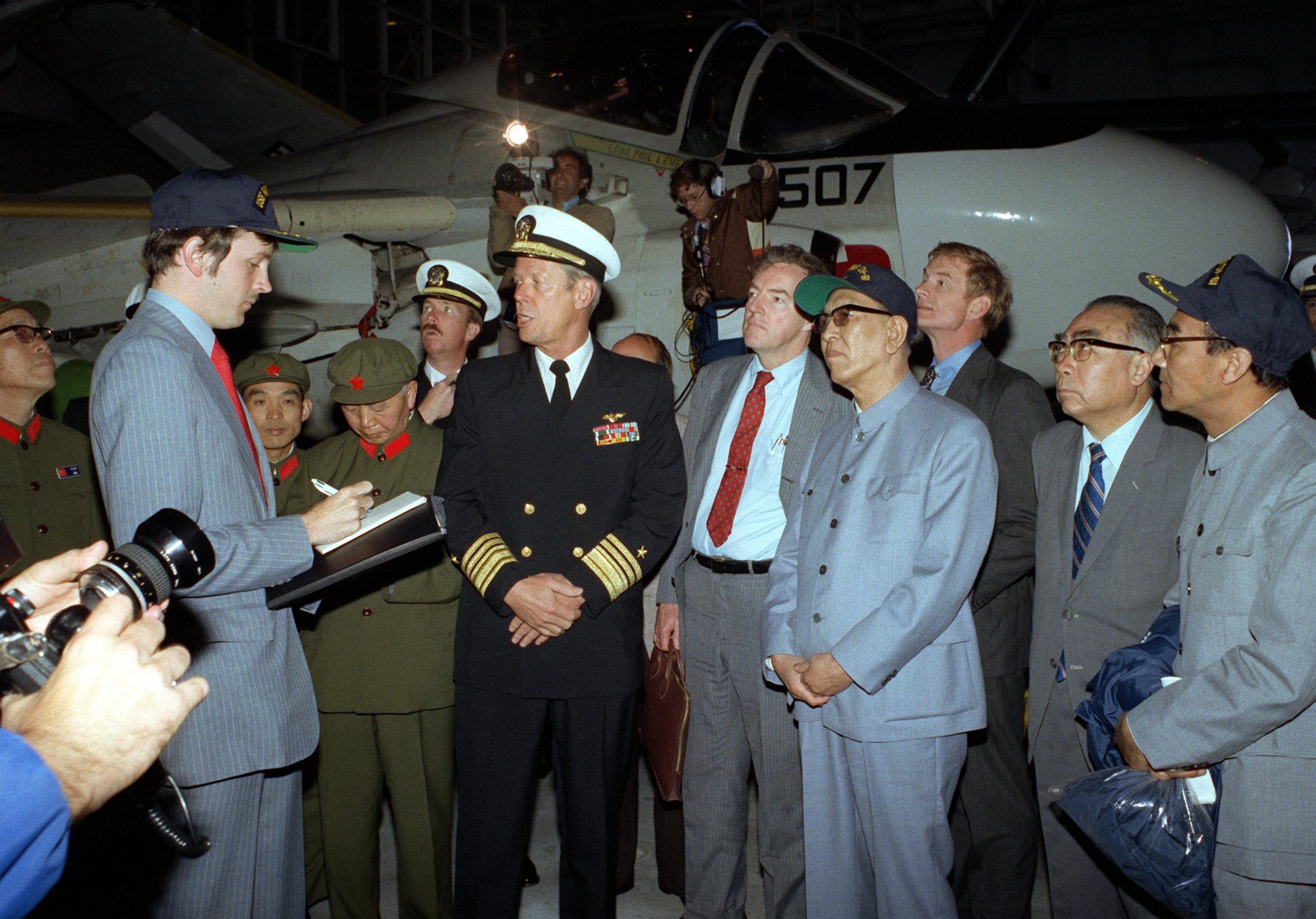 Geng Biao receives briefing