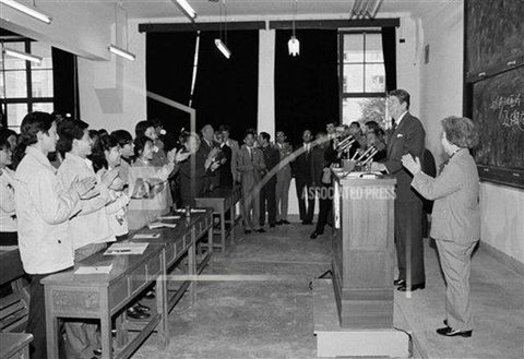Reagan visits Fudan University